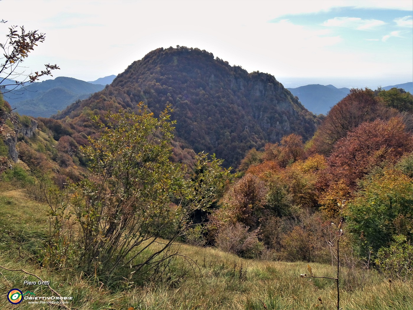 34 Salendo sul 595 per il Foldone vista  a sud sul dirimpettaio Castel Regina.JPG -                                